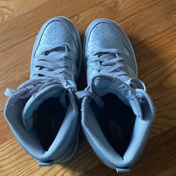 Nike Women's Sneakers in Gray with Silver Accents - Picture 4 of 4